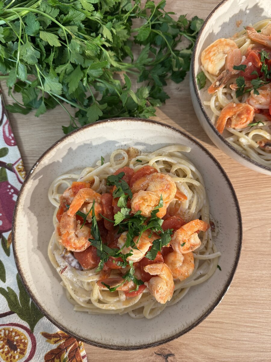 Krewetki z warzywami — danie wysokoproteinowe, przykład obiadu z diety sportowej lub redukcyjnej