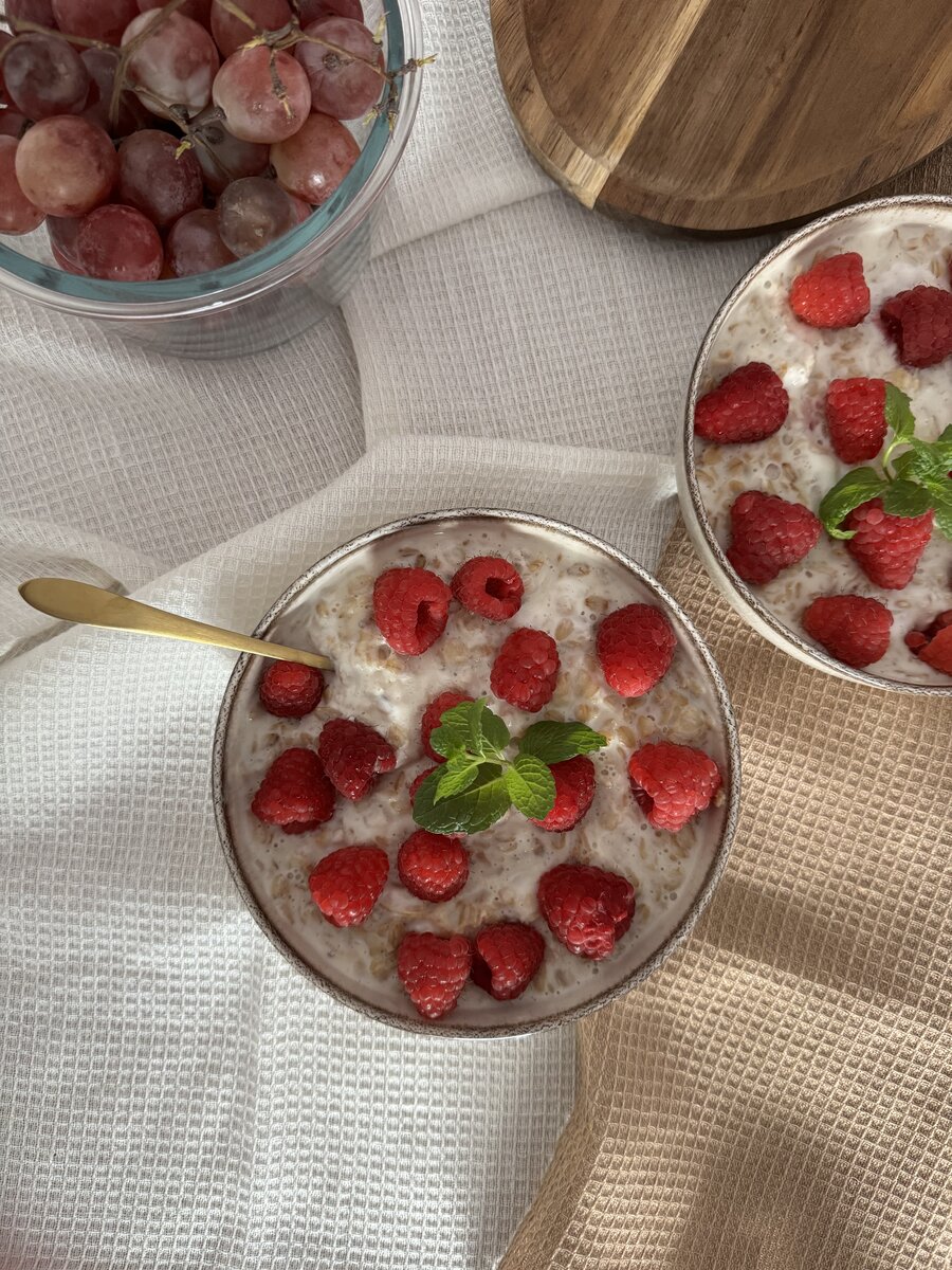 Owsianka z owocami — zdrowe i sycące śniadanie z jadłospisu układanego przez dietetyka klinicznego