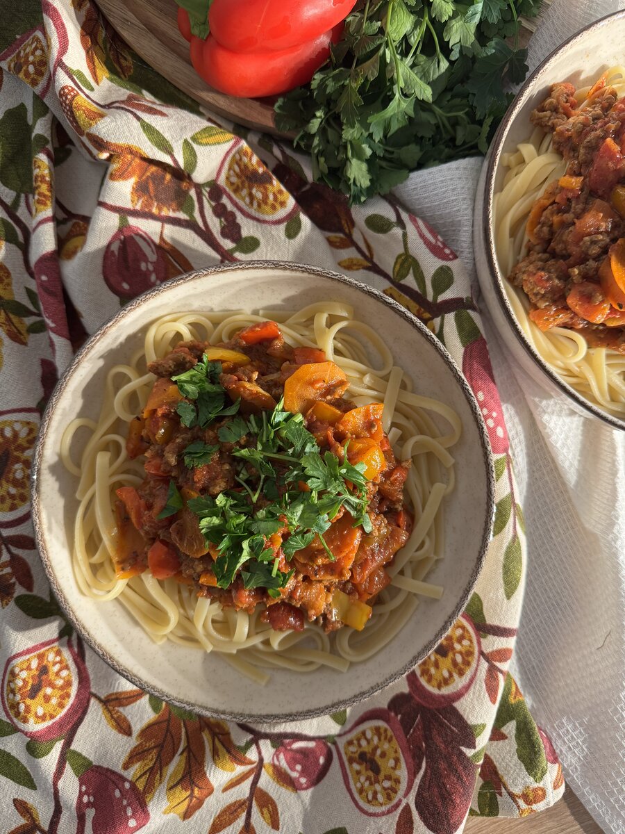 Spaghetti pełnoziarniste z warzywami — zdrowy obiad z diety redukcyjnej, plan żywieniowy Sosnowiec