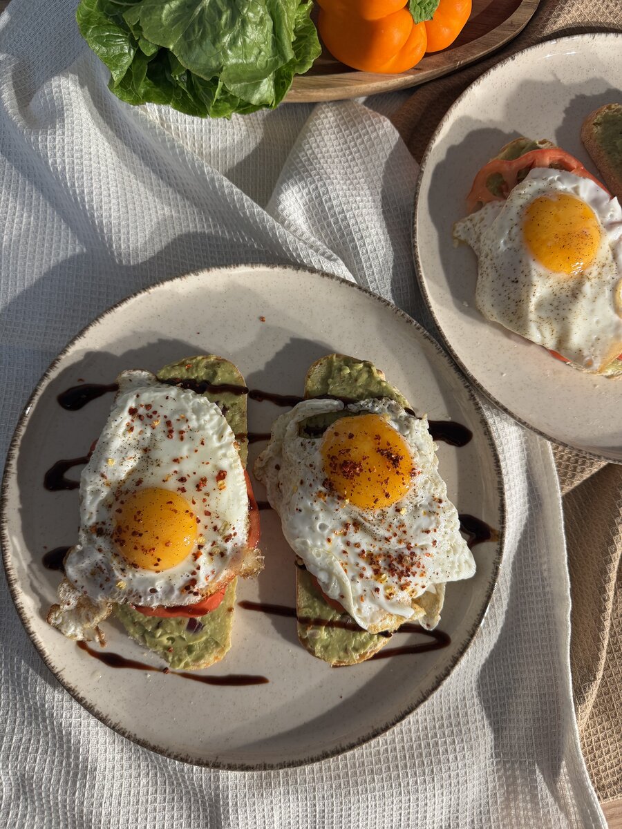 Tost z awokado — przykład śniadania z indywidualnego planu żywieniowego Pameli Nawrot, dietetyka klinicznego w Sosnowcu